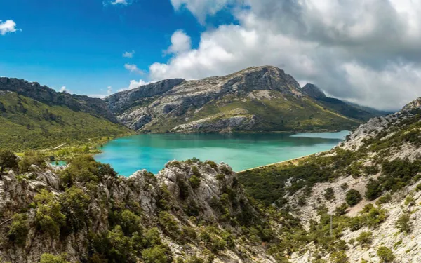 Image d'un lac de montagne entouré de majestueuses montagnes à Majorque