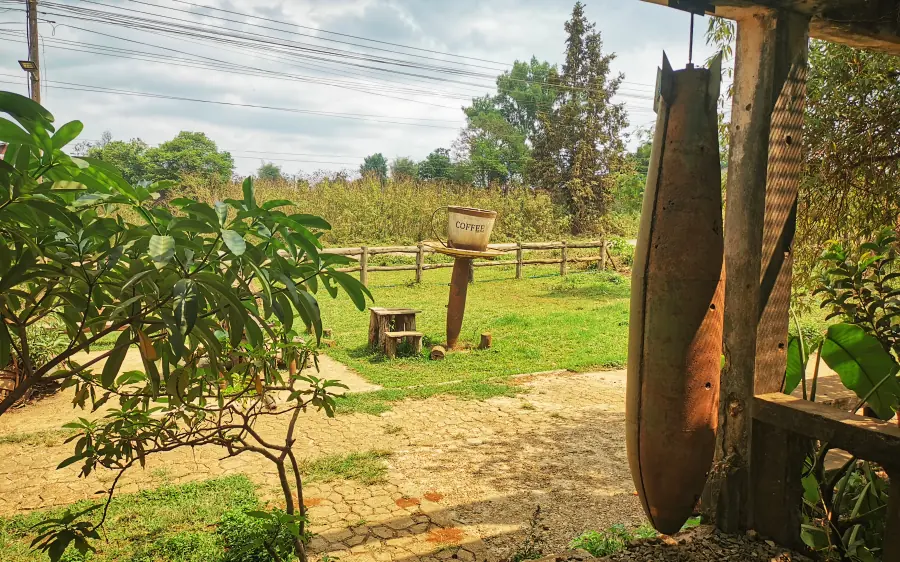 cc1971 L'entrée du café CC 1971 avec sa bombe qui pendouille.