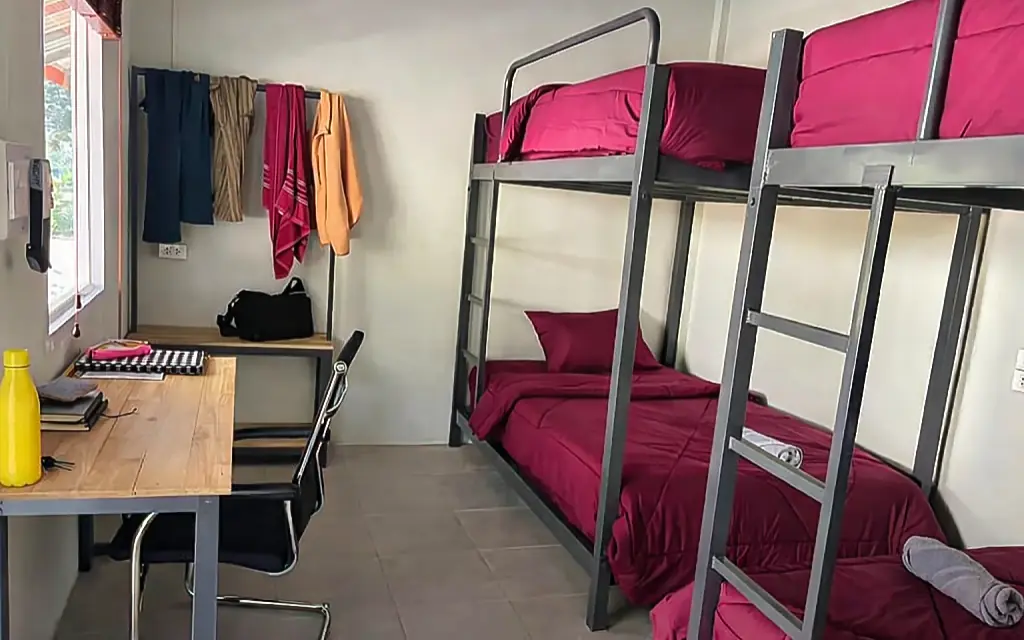 le dortoir du camp avec ses 2 lits superposés et son bureau